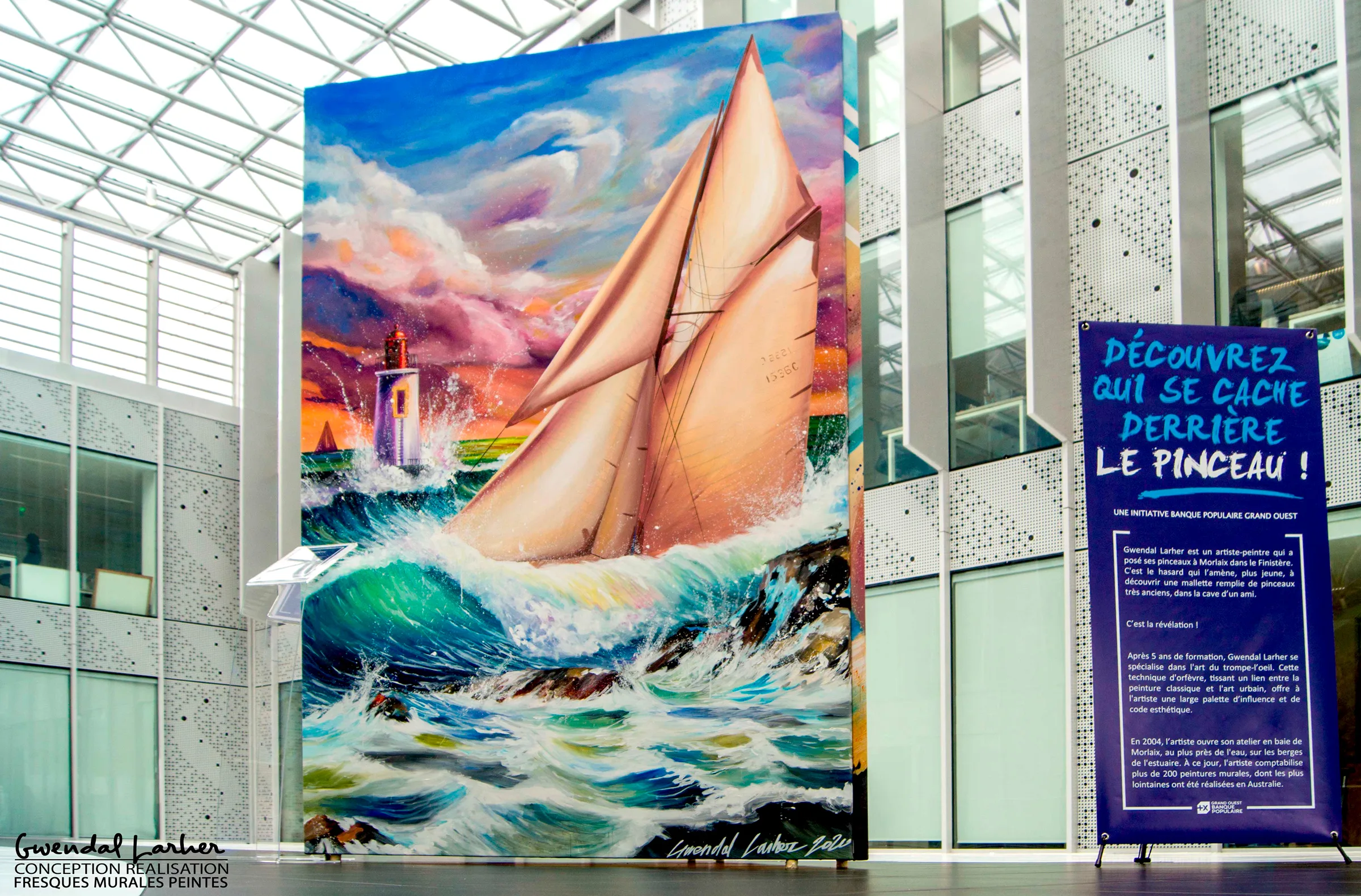 Tableau contemporain de marine avec voilier, exposé dans le hall de la Banque Populaire à Rennes.